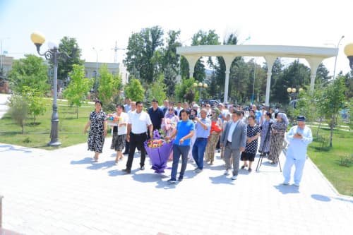 Davlat tili masalalari bo‘yicha maslahatchilar To‘raqo‘rg‘on tumanining diqqatga sazovor joylarida bo‘ldilar